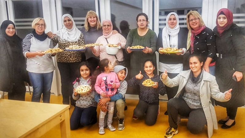 Frauen aus dem Cfrauencafé präsentieren die gebackenen Plätzchen