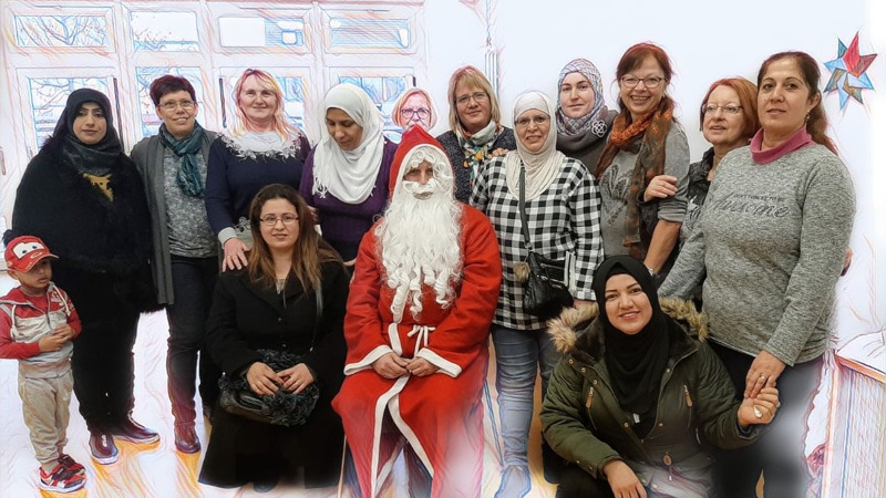 Gruppenbild mit Nikolaus, Frauen und Kindern