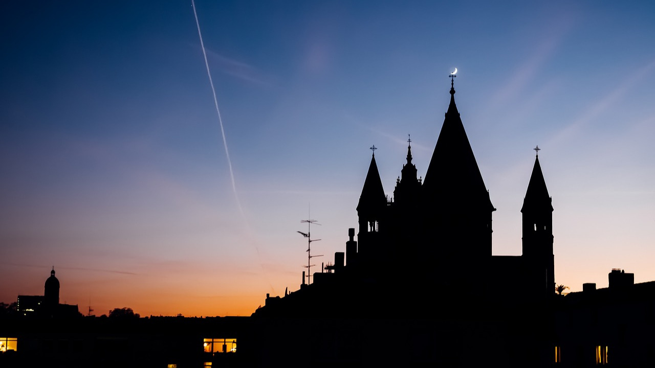 Silhouette von Mainz in der Abenddämmerung