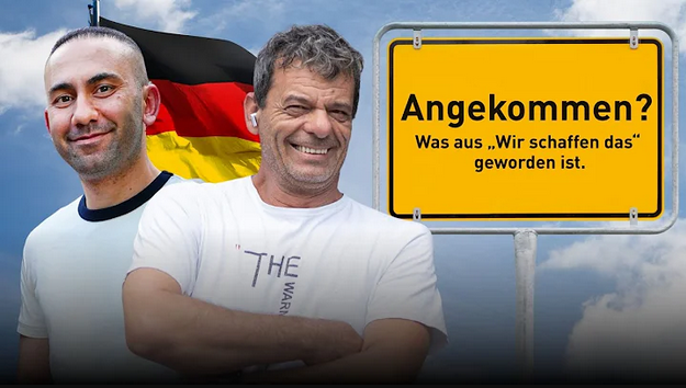 Filmplakat mit Amjad und Fahad vor einer Deutschlandflagge und neben einem Ortsschild mit der Aufschrift: Angekommen? Was aus "Wir schaffen das" geworden ist