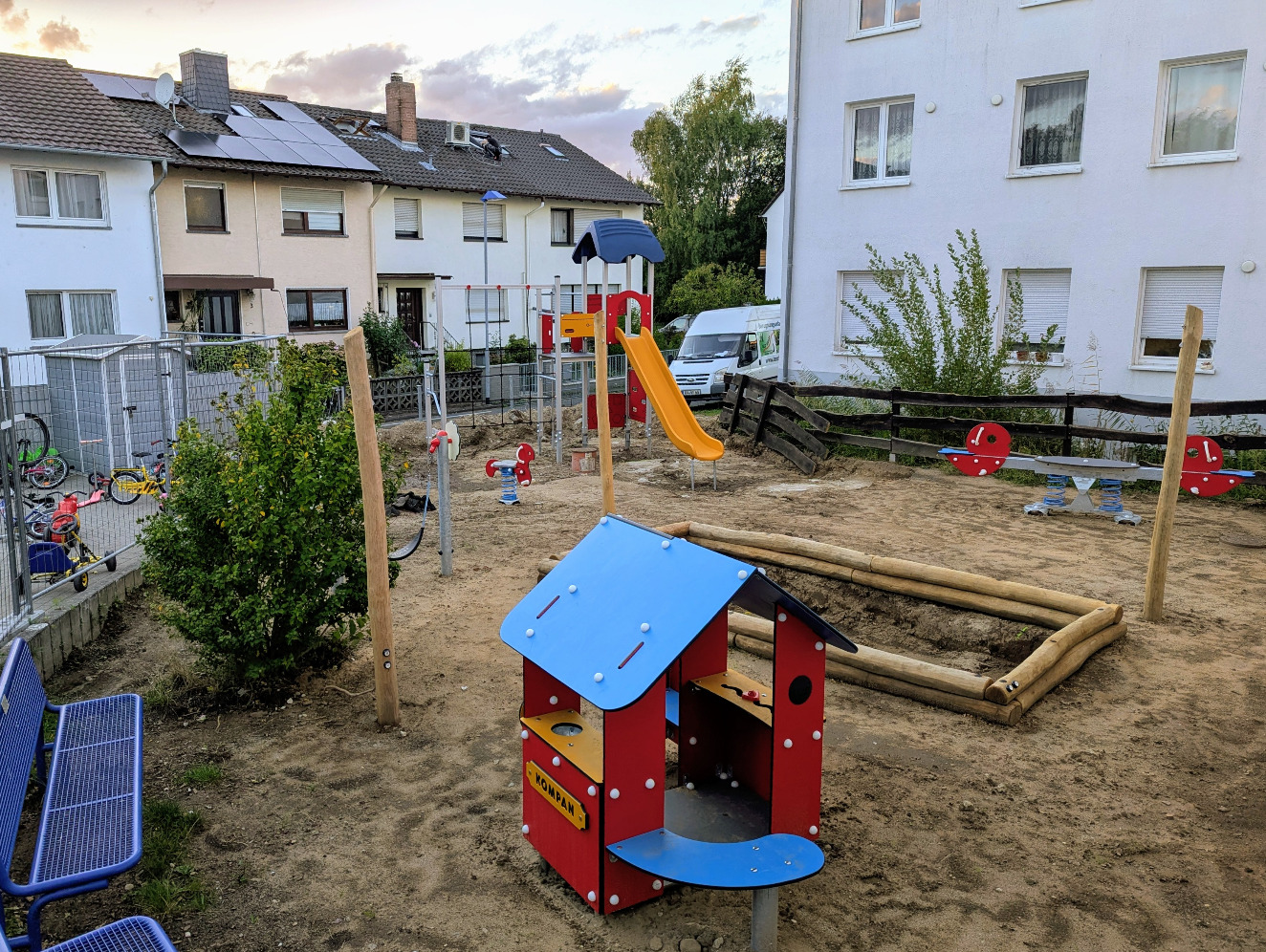 Erste Spielgestelle stehen auf dem mit Baustellen gesäumten Platz.