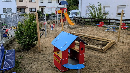 Erste Spielgestelle stehen auf dem mit Baustellen gesäumten Platz.