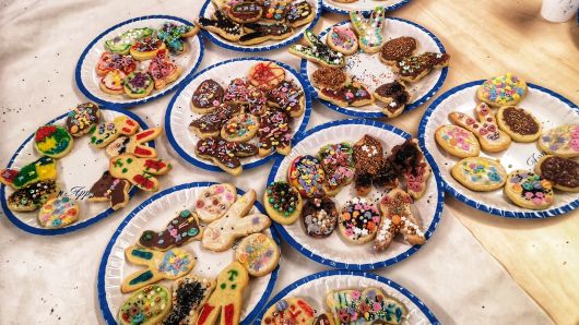 Viele Teller bunt verziertem Gebäck